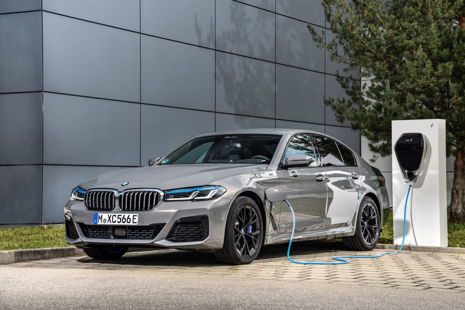 https://www.auto-data.net/images/f101/BMW-5-Series-Sedan-G30-LCI-facelift-2020_4.jpg