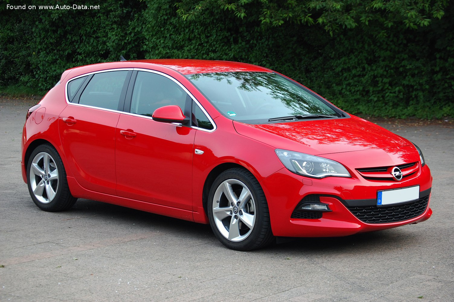 https://www.auto-data.net/images/f107/Opel-Astra-J-facelift-2012.jpg