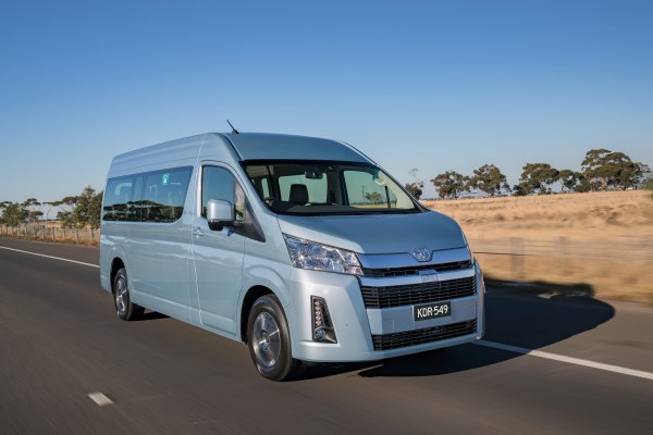 2019 Toyota HiAce VI (H300) Commuter L2H2 - Снимка 1