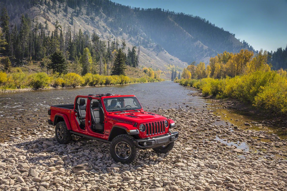 Jeep Gladiator in nature