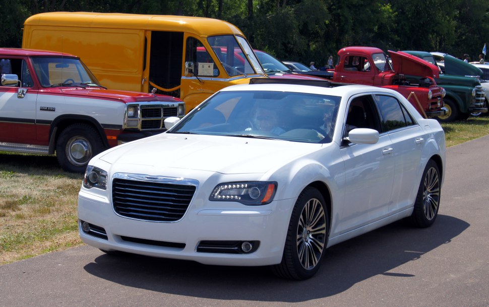Бял Chrysler 300 седан